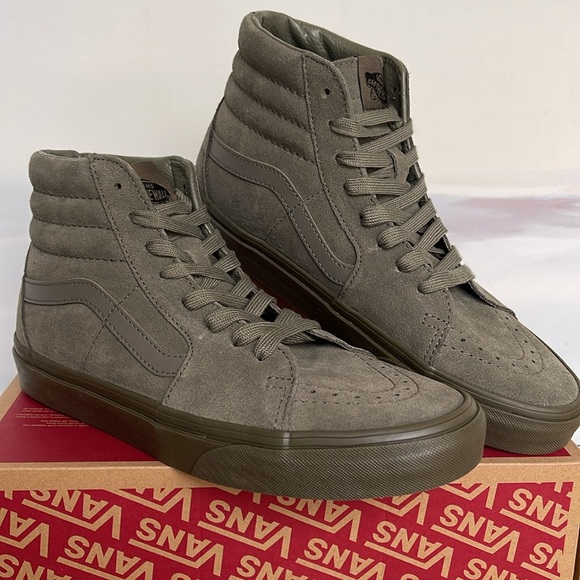 Vans Men’s Sk8-Hi
Mono Suede Olive
VN000CP9OLV
SNEAKERS - Picture 6 of 16